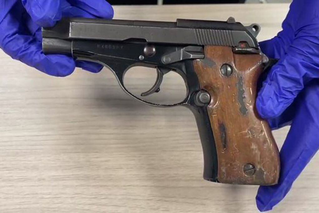 La pistola que perteneció a Pinochet y fue hallada en un operativo por drogas en Chile. / Foto: Gentileza La Tercera