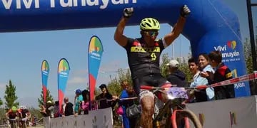 En una carrera que presentó a 450 ciclistas en la línea de partida, los sureños Carlos Cogo  y Gisela Bravo fueron los ganadores de las gene