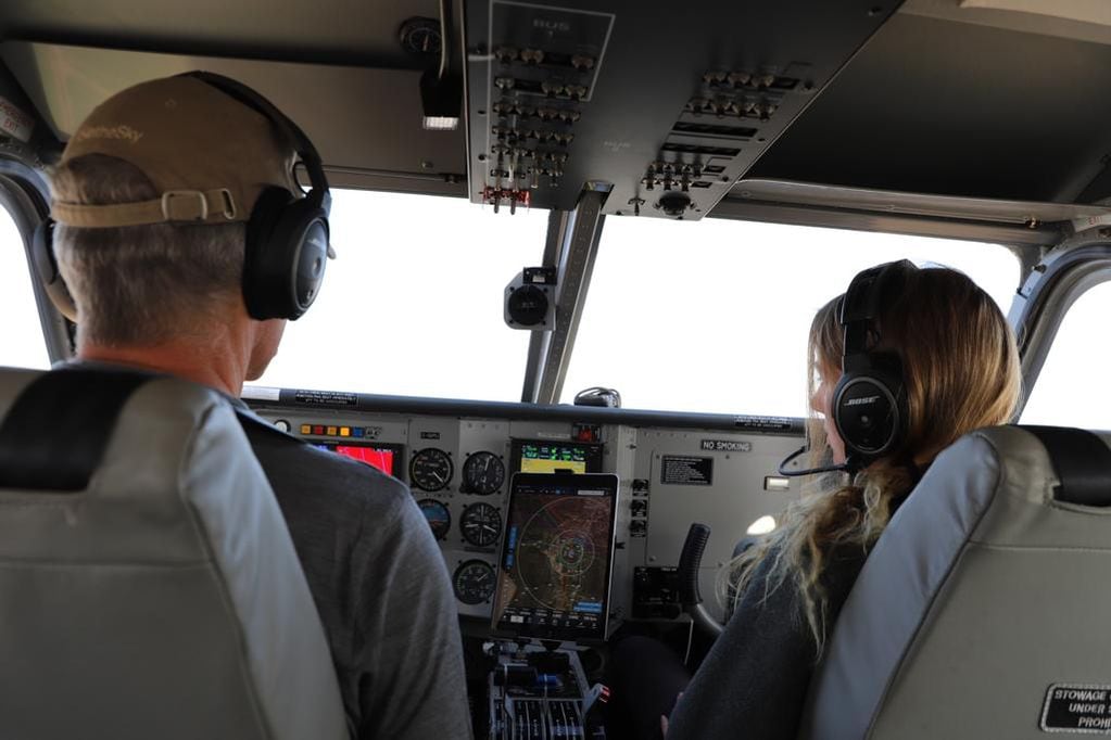 Una familia de Canadá dará la vuelta al mundo en avión para ayudar a una ONG mundial y están en Mendoza. Foto: Samantha Porter.