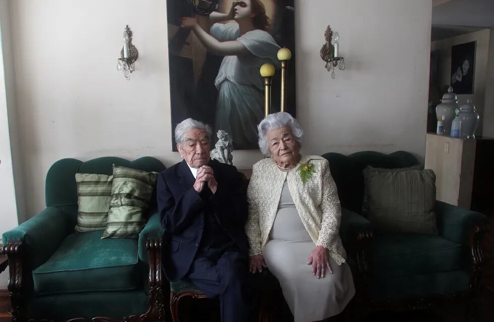 Julio Mora junto a su esposa Waldramina Quinteros. Él tiene 110 y ella 105 años. Foto: AP.