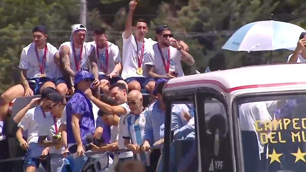 El festejo de los futbolistas de la Selección Argentina festejando con el pueblo