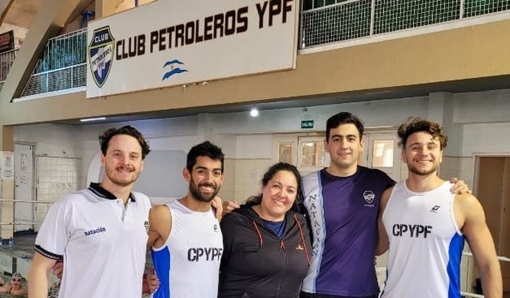 Joaquin Caristia junto a sus entrenadores del club YPF