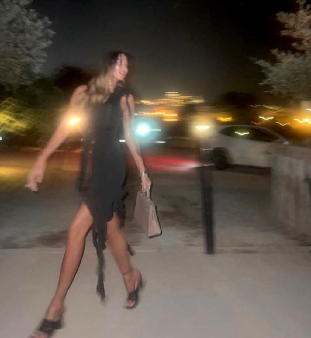 Karina Jelinek disfrutó de la calurosa noche de Ibiza e impactó con un vestido negro al cuerpo.