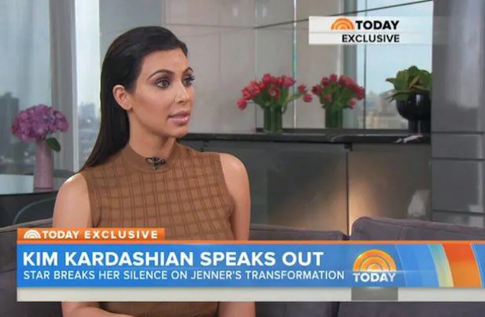 Kim Kardashian defiende el cambio de sexo de su padrastro Bruce Jenner y dice que la familia se está adaptando