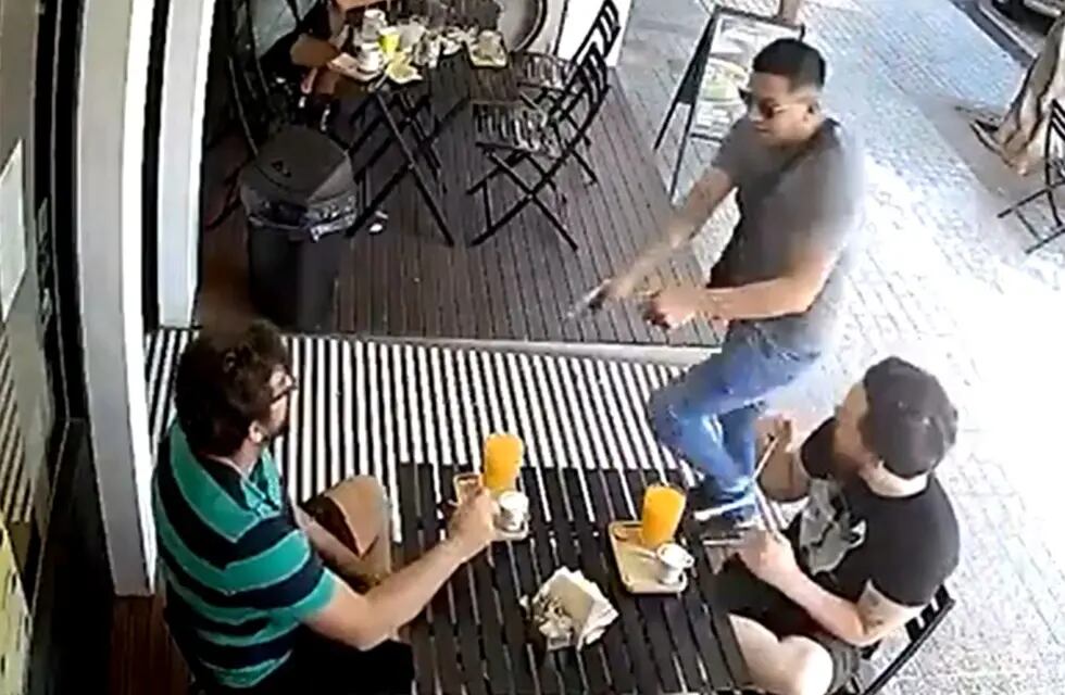 Mientras tomaba un café en la vereda de un local fue violentamente asaltado a punta de pistola (Captura de pantalla)