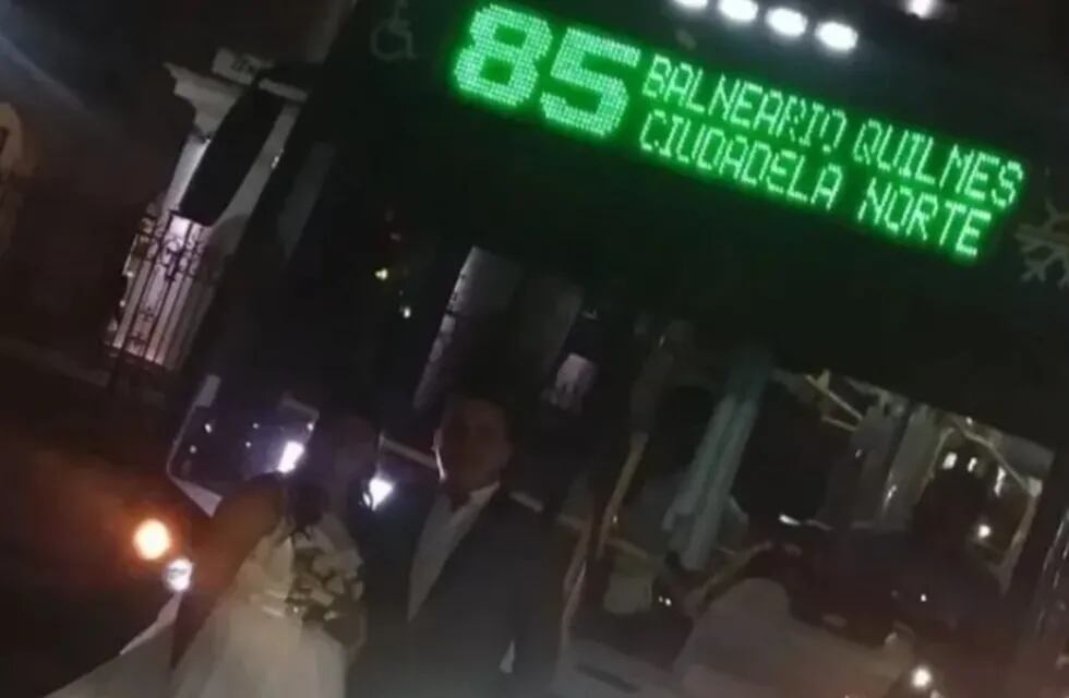 Una pareja de novios llegó a la iglesia donde iban a casarse en un colectivo de línea.