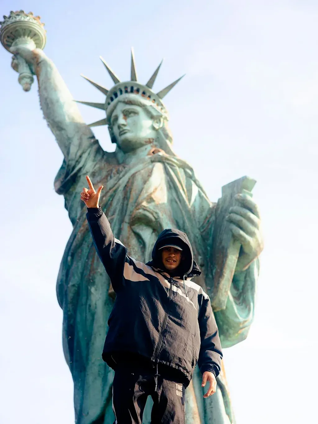 L-Gante posando junto a la Estatua de la Libertad de Buenos Aires. / Foto: Gentileza