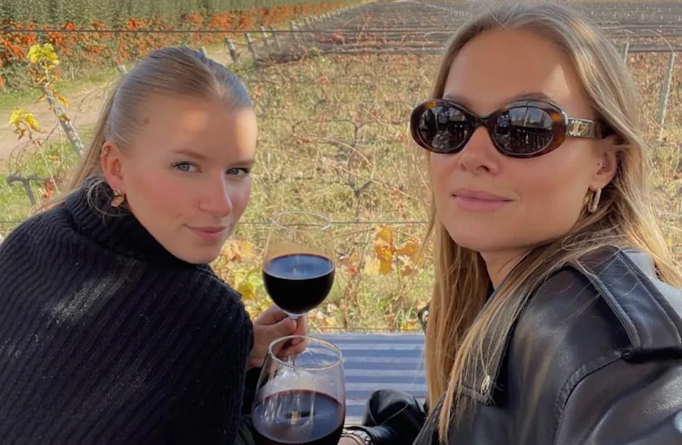 La influencer francesa Joséphine Wit compartió un video de su visita a Mendoza junto a su hermana en su canal de YouTube. Gentileza: Instagram @josephinewit.