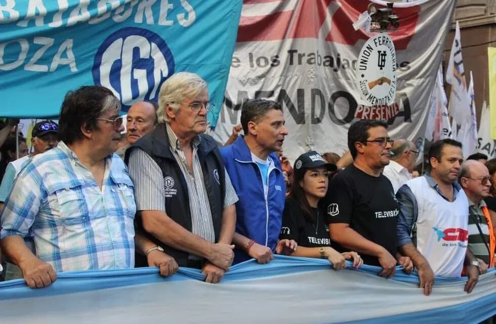 Quilpatay, primero a la izquierda, en una marcha sindical en Mendoza.