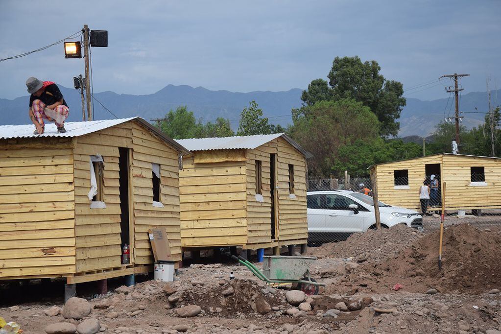 Vecinos de Godoy Cruz construyeron sus propias viviendas de emergencia a donde serán relocalizados. Foto: Municipalidad de Godoy Cruz.