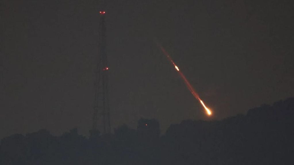 Vista de drones o misiles compitiendo por objetivos en lugares no revelados en el norte de Israel, el 14 de abril de 2024. Foto: EFE.