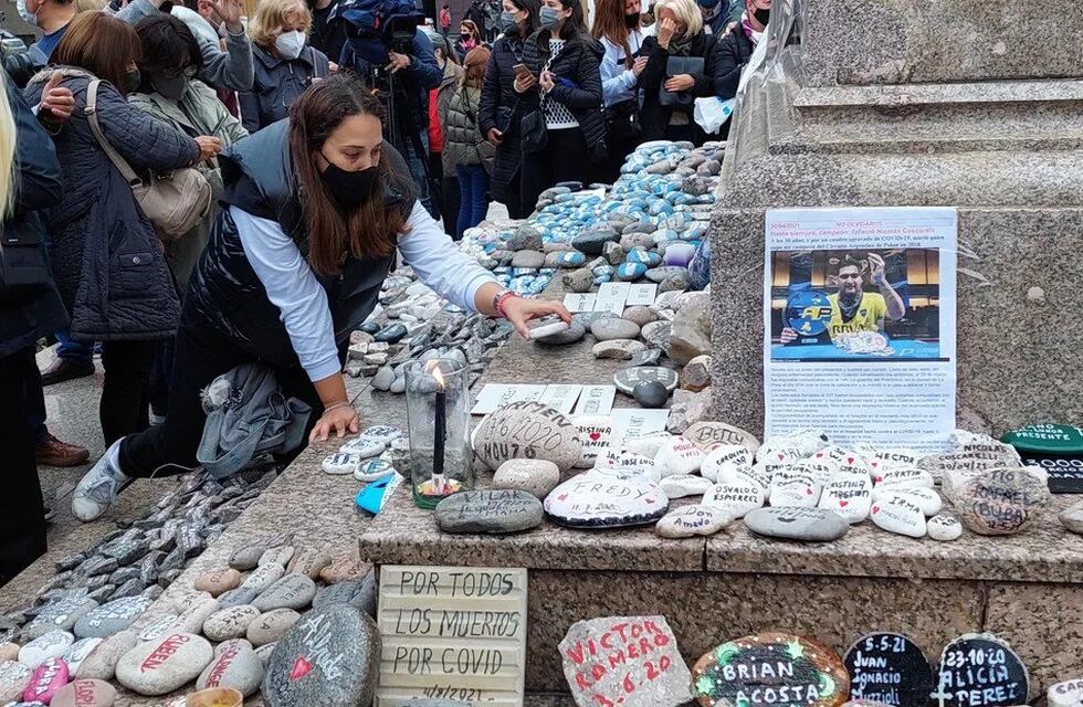 Se llevó a cabo en el país la segunda marcha de las piedras para homenajear a los fallecidos por coronavirus en la Argentina.  Gentileza