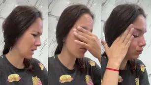 Madre llora en baño durante el primer día de vacaciones de sus hijos