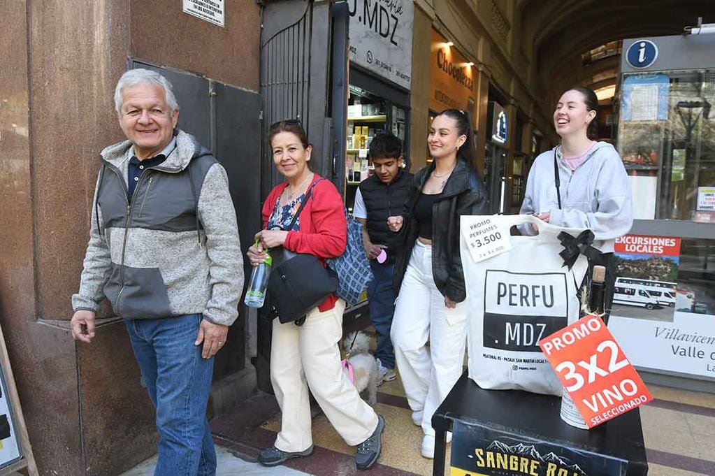 Turistas chilenos de Santiago de Chile comprando en la galería San Martín. | Foto: José Gutiérrez / Los Andes
