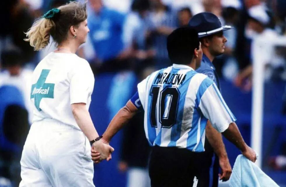 Maradona y la enfermera... camino al doping positivo. 