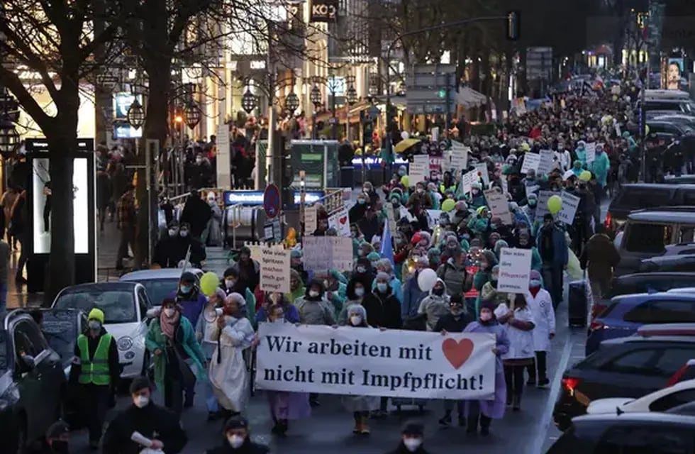 Miles de personas salieron hoy a las calles en varias ciudades alemanas y austríacas para protestar contra la vacunación obligatoria.