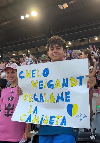 El cartel del fanático de Boca que le pidió la camiseta a Marcelo Weigandt.