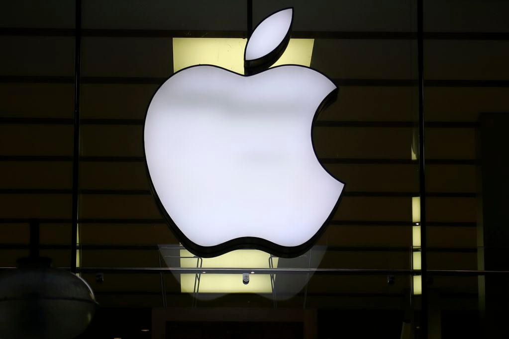 ARCHIVO - El logo de Apple es iluminado en una tienda en el centro de Múnich, Alemania, el 16 de diciembre de 2020. (AP Foto/Matthias Schrader, archivo)