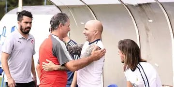 El director técnico del seleccionado argentino estuvo observando la práctica del Rojo junto a sus ayudantes. 