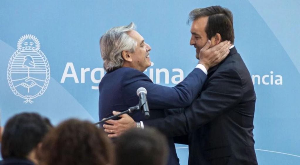 El presidente Alberto Fernández abraza a Martín Soria, ministro de Justicia. 