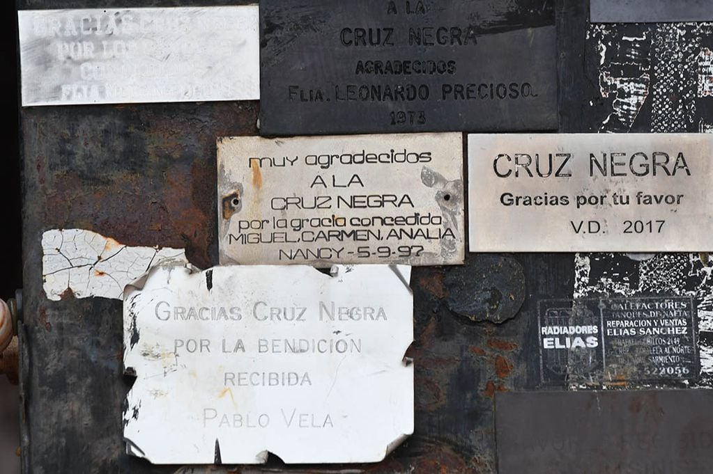 Placas de diferentes años muestran la devoción hacia la cruz. Marcelo Rolland /