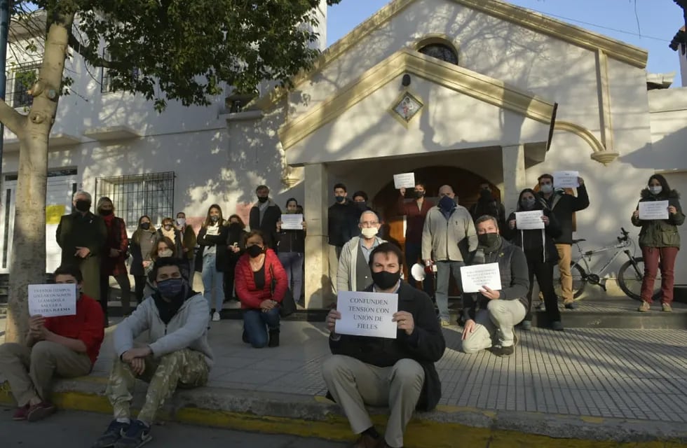Los fieles que se manifestaron a favor del cura Arana. Orlando Pelichotti/Los Andes.