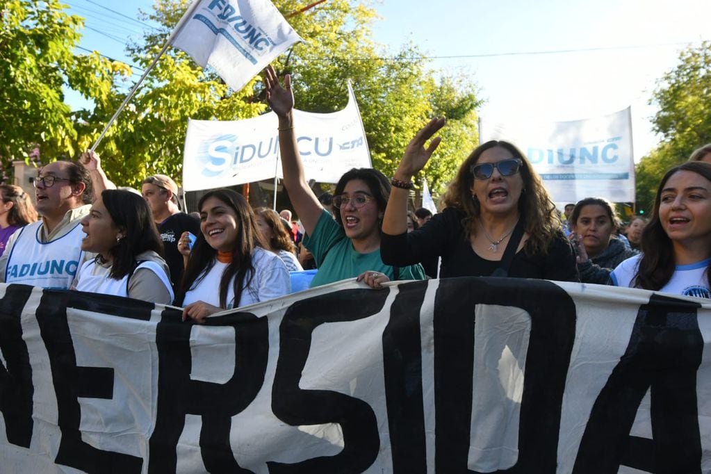 Masiva movilización en Mendoza de estudiantes y trabajadores que se sumaron a la marcha universitaria nacional. Foto: José Gutiérrez / Los Andes