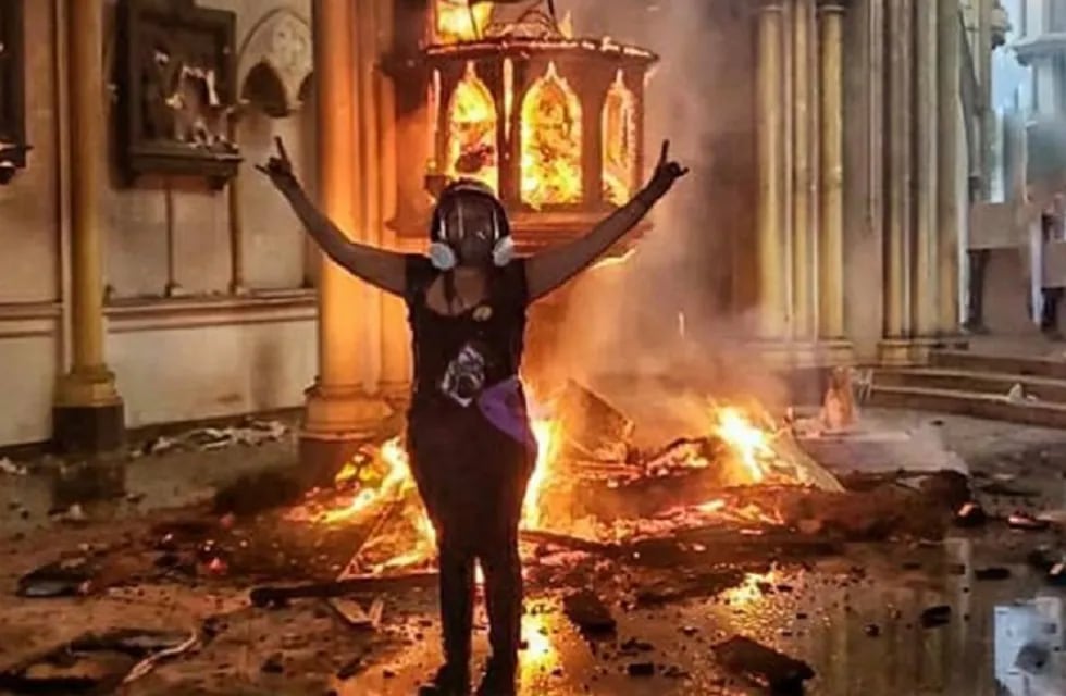 Joven publica foto celebrando incendio en la iglesia de Carabineros (Santiago de Chile) - Instagram @peppadelkaos