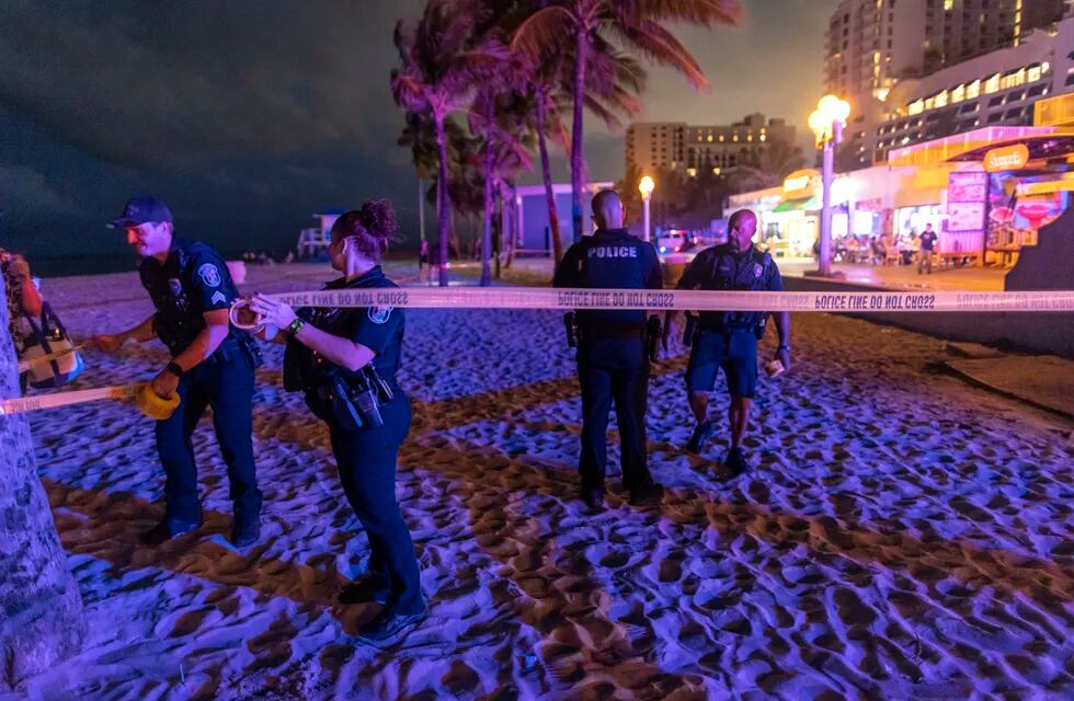 La Policía trabaja tras un tiroteo con nueve heridos en Hollywood Beach, Florida (EFE)