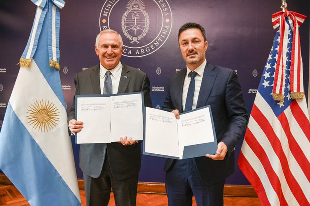 Petri junto al embajador de los Estados Unidos, Marc Stanley, en la firma de "un memorándum de ciberdefensa". Foto: X / @elcancillercom