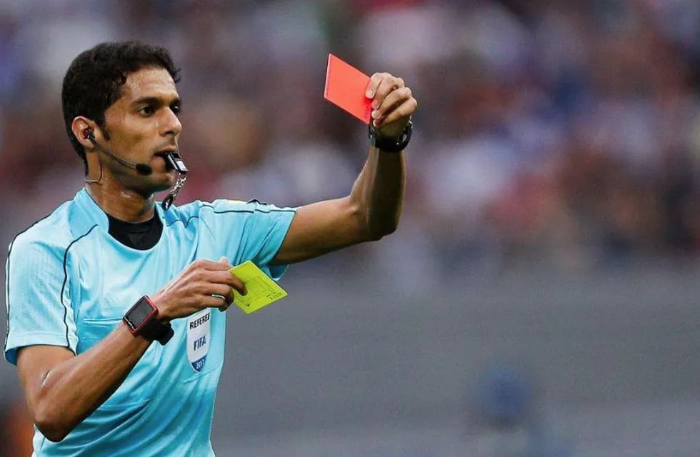 Un árbitro del Mundial quedó envuelto en un escándalo por sobornos