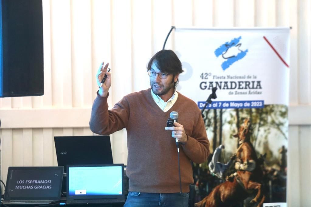 El ingeniero del INTA, Sebastián Mora, estuvo presente en las charlas técnicas de la Fiesta de la Ganadería en Alvear.
