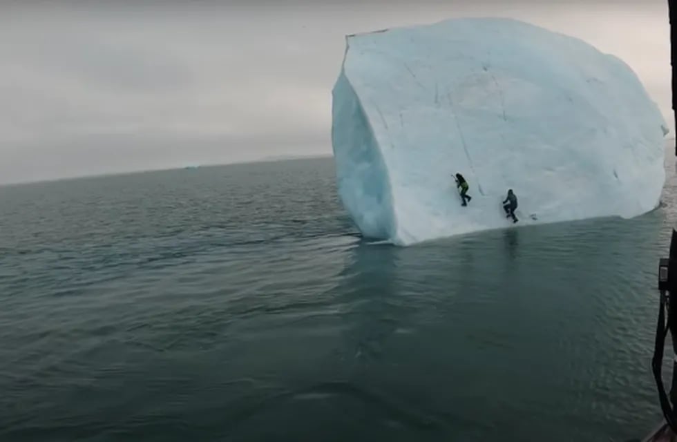 El escalador Michael Horne y su compañero sobre un iceberg en el Ártico