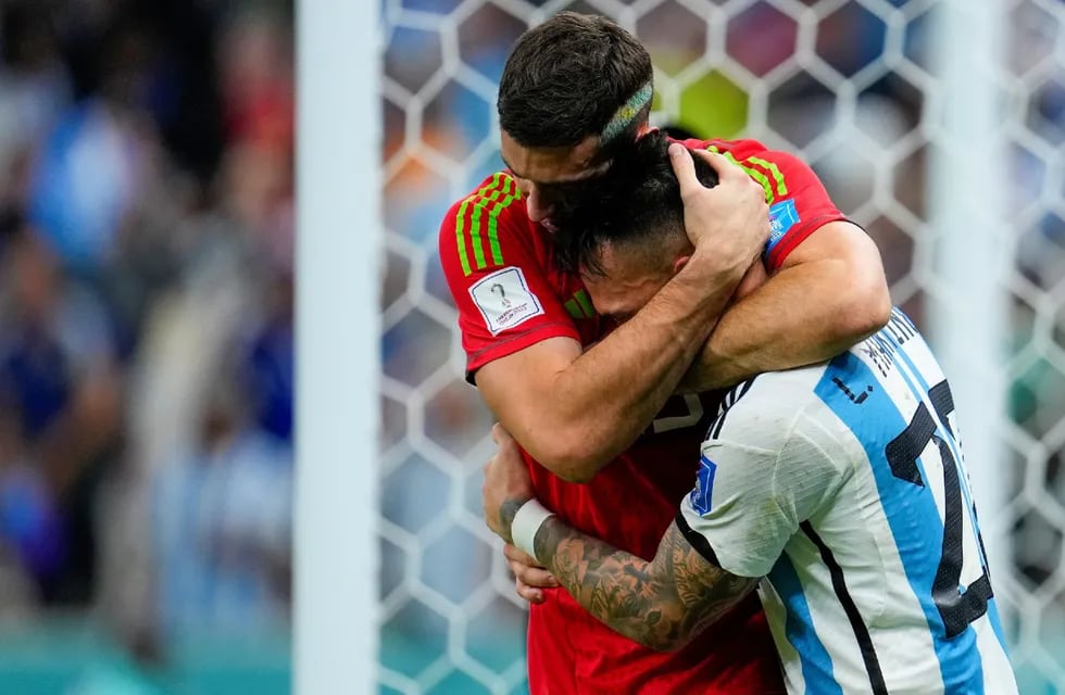 Argentina a semifinales y celebran los Martínez: "Dibu", el arquero ataja penales, y Lautaro, que metió el último. (AP)