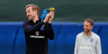 Los jugadores británicos se divierten en los entrenamientos y hoy jugaron con un pollo de goma.