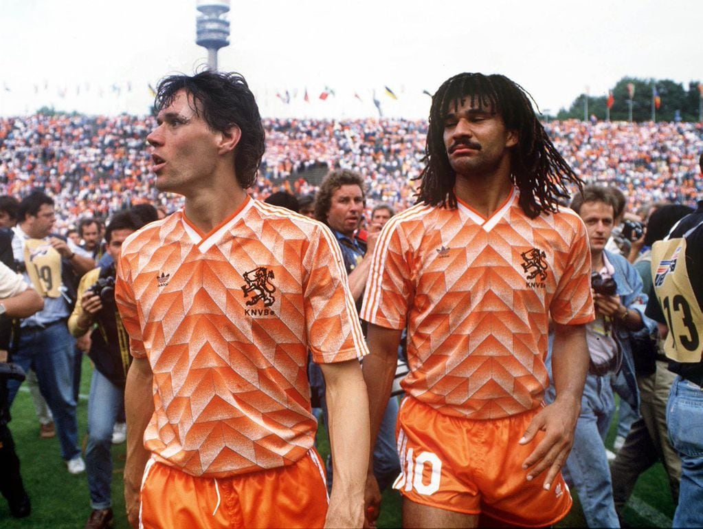 La camiseta que Holanda utilizó en la Eurocopa 1988 es la más linda de la historia.