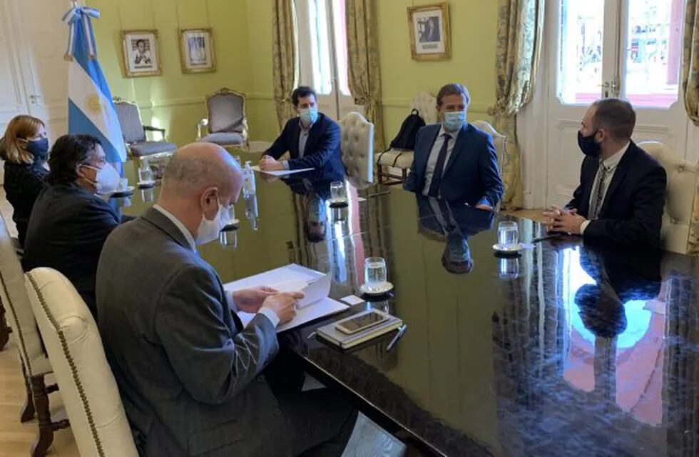 El 26 de junio Suárez firmó con el ministro Guzmán un préstamo por $ 1.900 millones para Mendoza. Presidencia de la Nación
