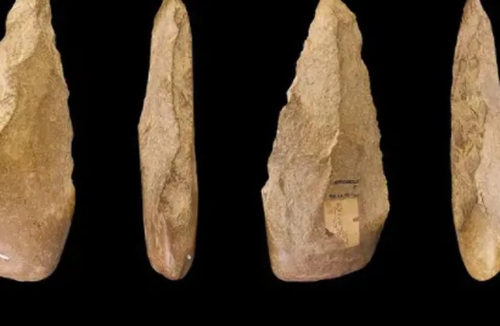La cultura achelense, tiene como característica la invención de las herramientas bifaces (durante el paleolítico inferior).