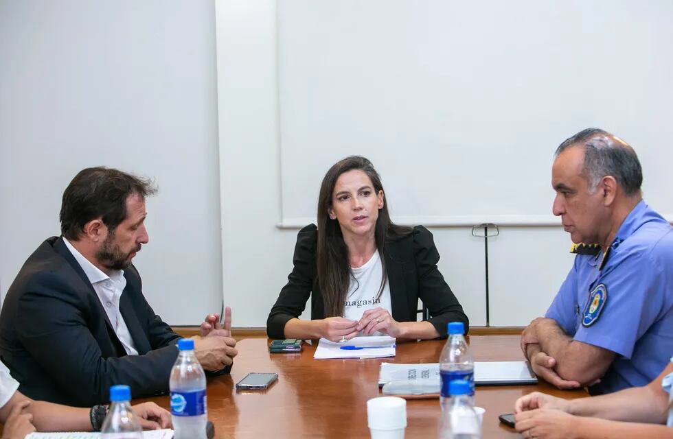 El director de la Policía, Marcelo Calipo; junto a la ministra Mercedes Rus y el subsecretario de Justicia, Marcelo D'Agostino.
