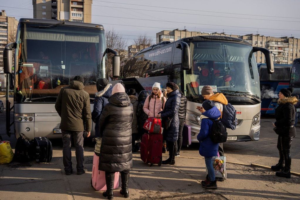 Ucranianos se prepara para subir a un autobús con destino a Polonia en la estación central de autobuses de Lviv, en el oeste de Ucrania. 