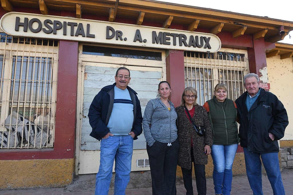 Manuel junto a miembros de la Unión Vecinal, quienes intentan recuperar el viejo Hospital Metraux. Foto: Marcelo Rolland / Los Andes