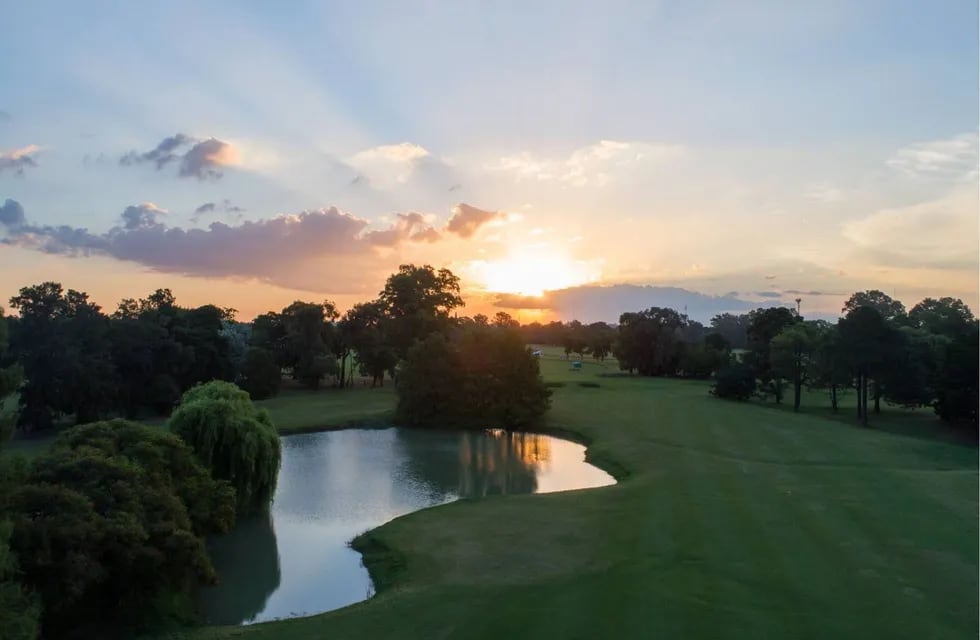 La rica historia del Hurlingham Golf Club incluye el haber sido sede del Campeonato Abierto de la República Argentina en 6 ocasiones,  y del Campeonato Abierto de la República de Damas en 12 fechas.