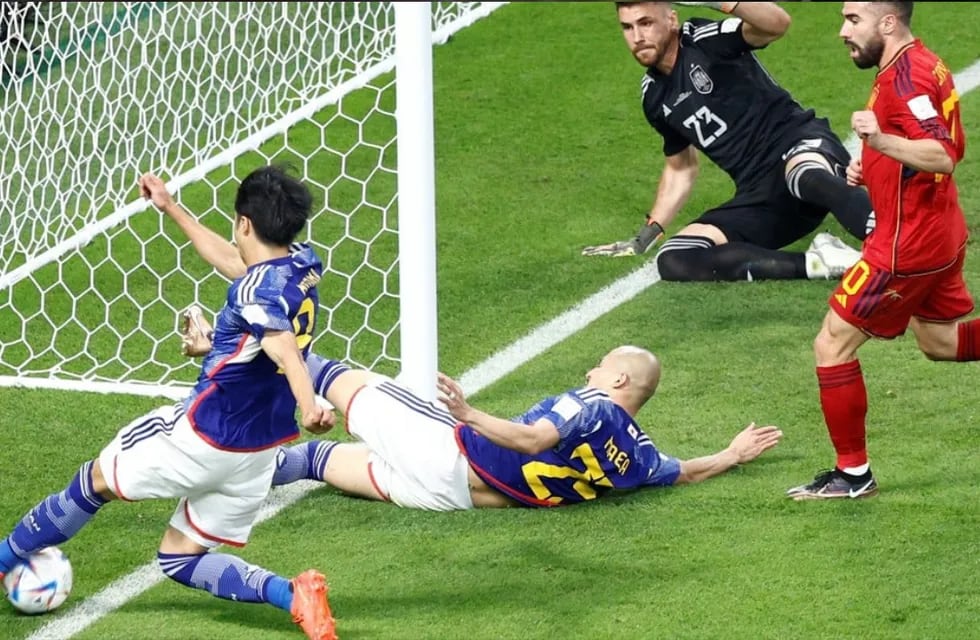 La polémica jugada que derivó en el segundo gol de Japón ante España. ( Foto: Web