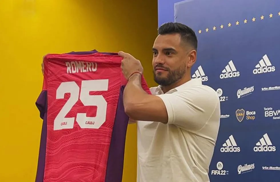 Chiquito Romero posa con la camiseta que usará en Boca. / CABJ