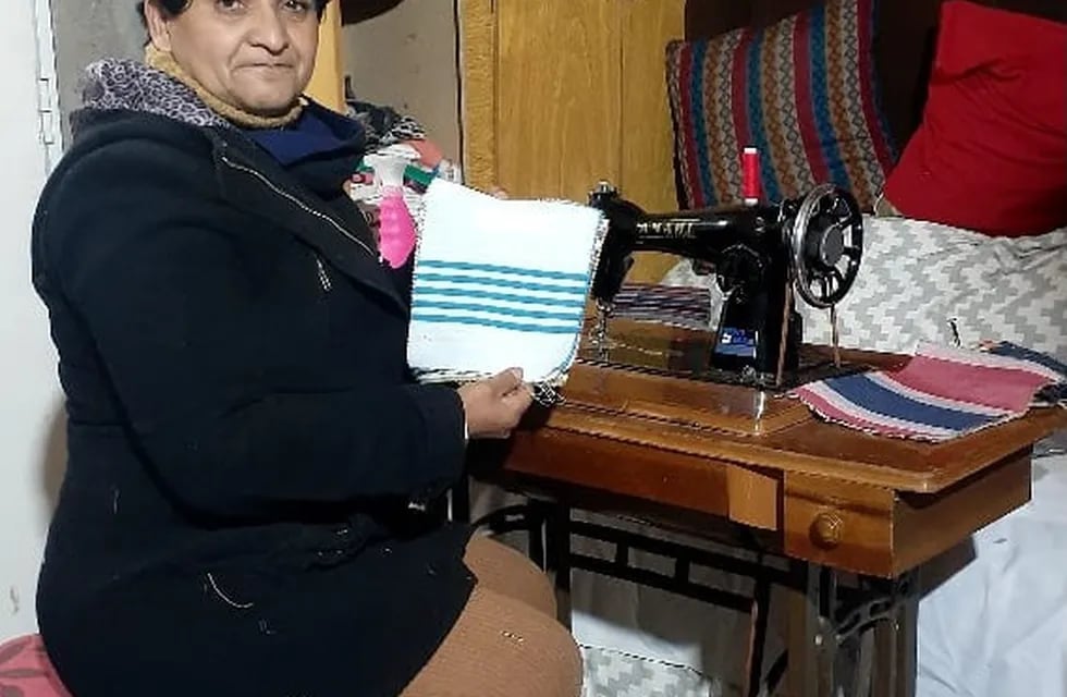 Norma Moya, del grupo de mujeres de La Favorita que confeccionan ropa para ayudar a los que la necesitan, ya usa la máquina que le donó Italia Zanessi.