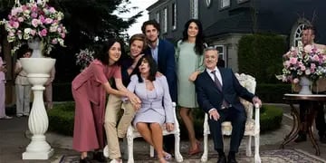 La serie que estelariza Verónica Castro para Netflix deja en claro que ella es la “diva de la telenovela”. Y el programa, una joyita.
