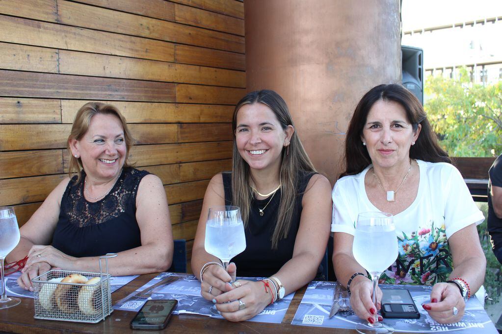 Cecilia Buj de Altieri, María Altieri y Laura Barros.