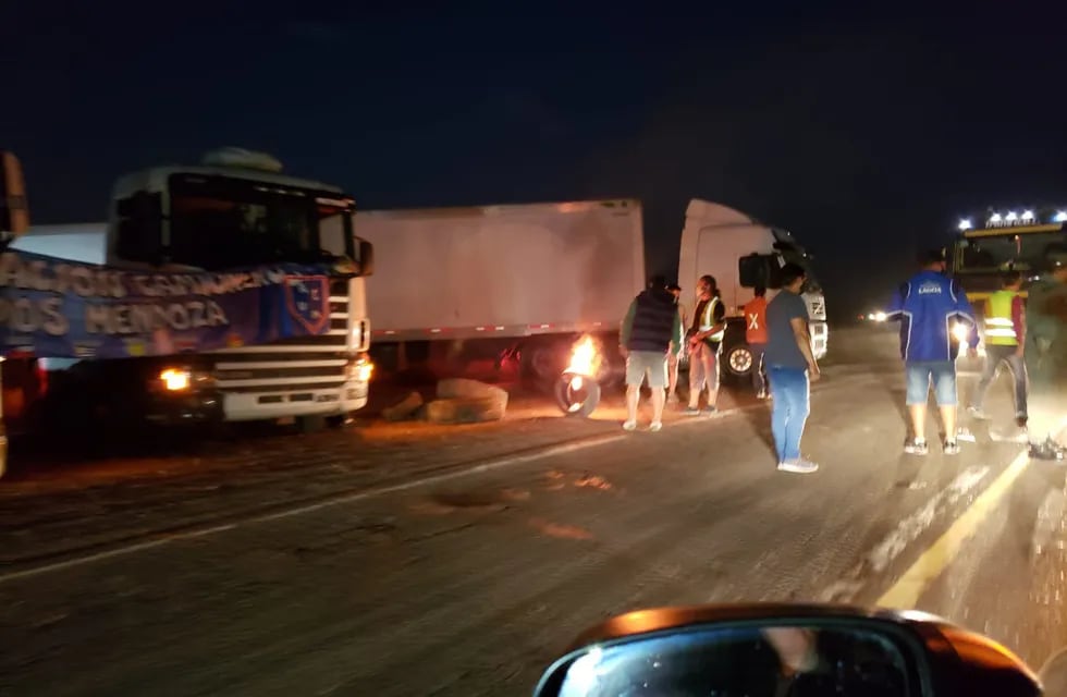 Conductores pertenecientes a la Asociación de Camioneros Unidos de Mendoza organizaron una protesta en la Ruta 7, a la altura de la destilería. / gentileza