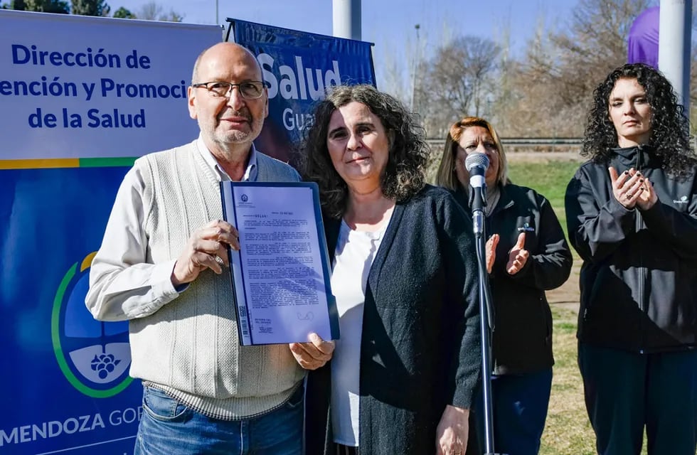 El intendente Marcelino Iglesias junto a la ministra de Salud Ana María Nadal.