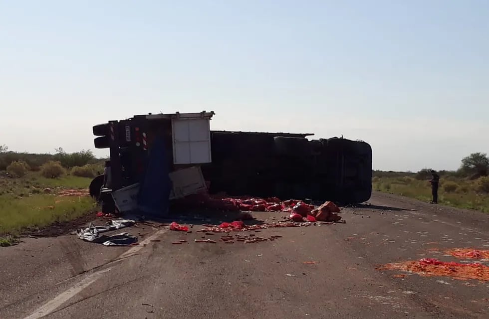 Un camión volcó sobre la ruta 153 y parte de su carga terminó en la ruta. Foto gentileza E. Espinoza